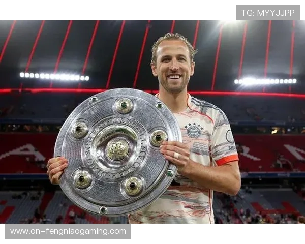 小球迷举牌“永支持拜仁”，凯恩赛后赠球鞋